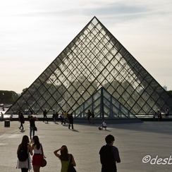 pyramide louvre-2